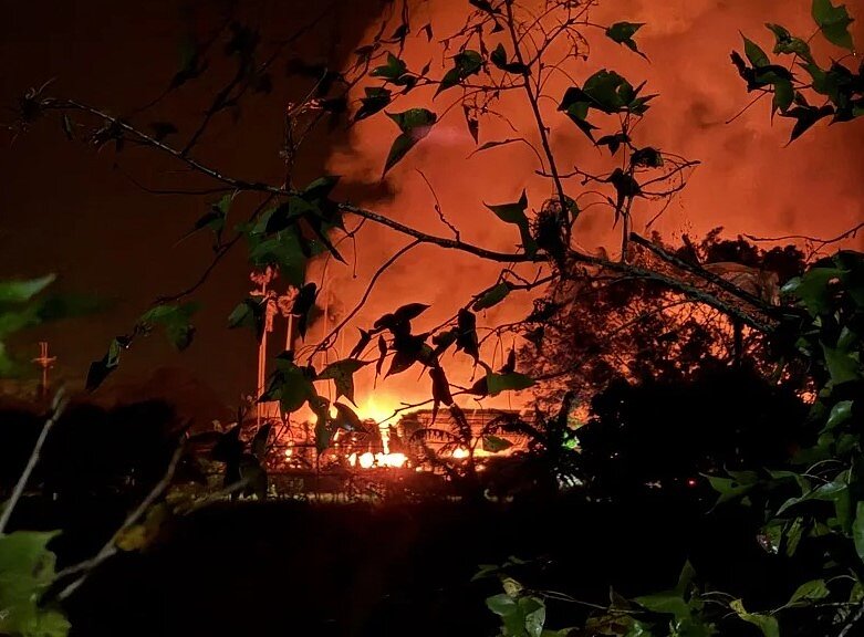 南投埔里一處工寮6日晚發生火警，現場烈焰沖天，火勢猛烈，但因起火處水源不足，消防局從各分隊調派水箱車馳援滅火。圖／民眾提供
