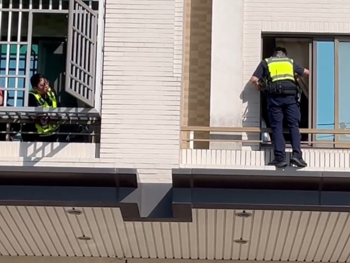 台南市仁德區一名女性病死住處3天,警員開窗而入,只見女子已身亡多時。圖/讀者提供