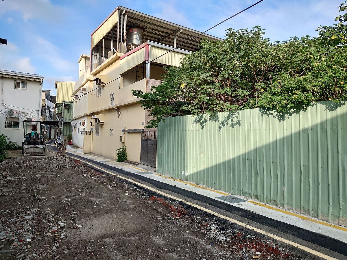 新竹市政府針對古賢里東大路三段77巷,編列經費逾124萬元,改善原排水溝溝底高低起伏、局部逆坡高達10公分造成積水的問題,並疏通排水。圖/新竹市政府提供