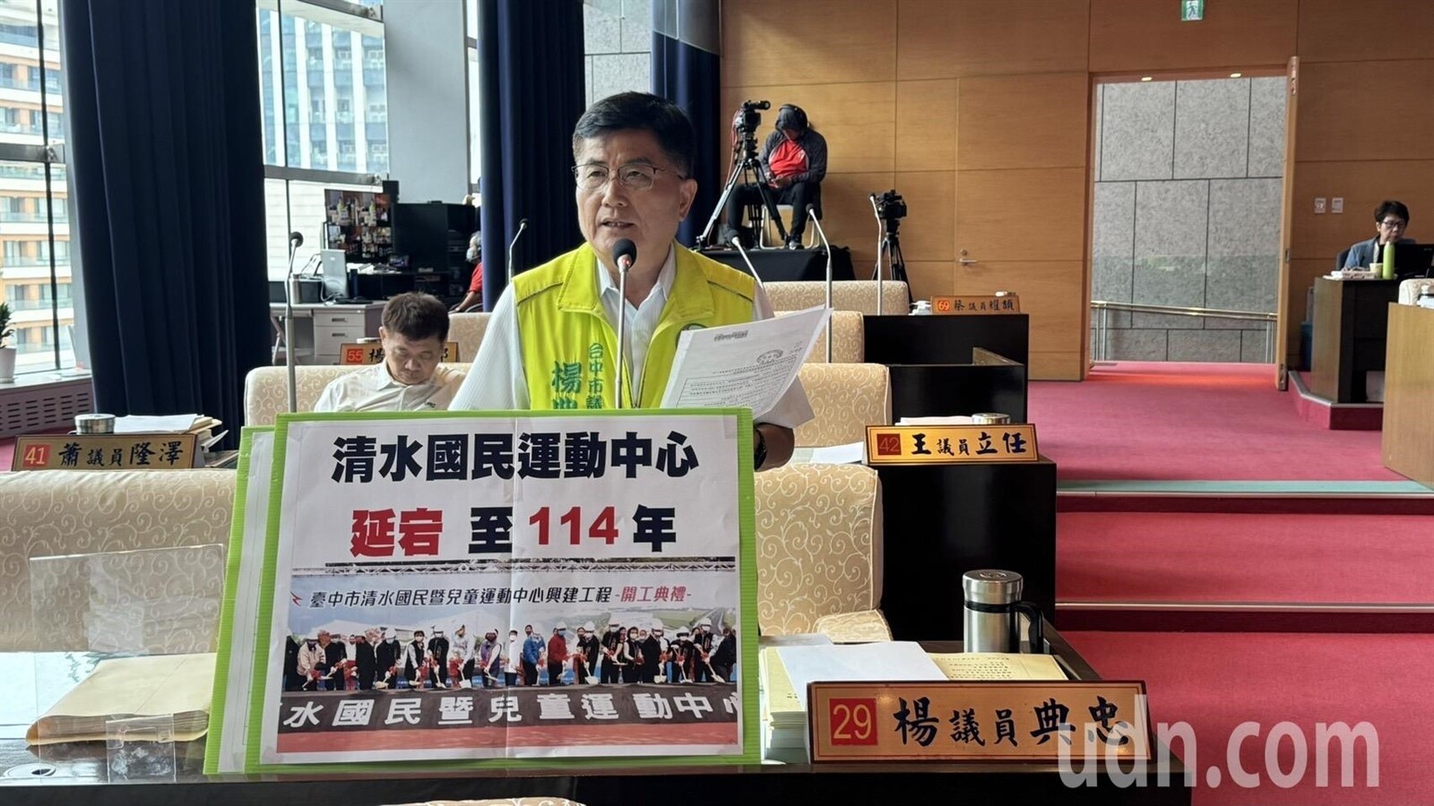 台中市議員楊典忠質疑海線建設延宕，要求盧秀燕先做好市政再選總統。記者陳秋雲/攝影 