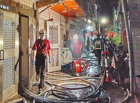 
台北市延平北路八段1戶民宅凌晨發生火警，住在3樓的曾姓男租客被救出時已無生命跡象。（趙雙傑攝）
