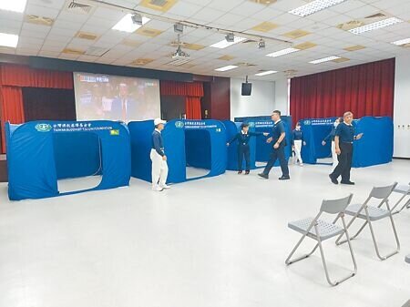 新北市7日出現強降雨,三芝區公所預防性撤離八賢里居民,慈濟志工到公所5樓安裝福慧床及福慧隔屏。(張鎧乙攝)