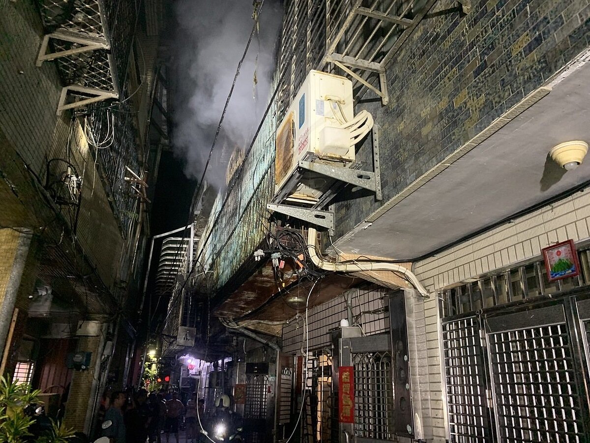 台北市士林區延平北路八段巷弄一處出租雅房公寓起火，消防人員救出7男1女，但曾姓男子不幸死亡。記者蕭雅娟／翻攝