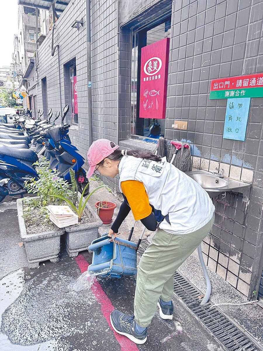 新北市本土登革熱7日新增4例,衛生局籲市民落實「巡倒清刷」,積極清除住家周遭積水容器。圖/新北市衛生局提供