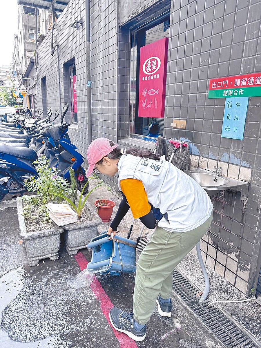 新北市本土登革熱7日新增4例，衛生局籲市民落實「巡倒清刷」，積極清除住家周遭積水容器。圖／新北市衛生局提供