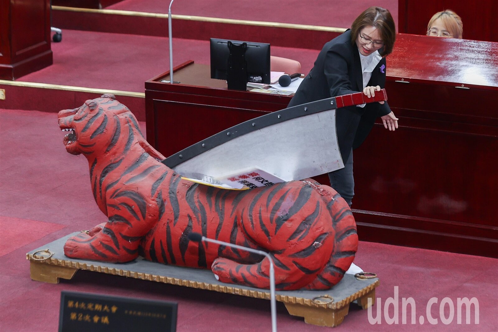 台北市議員林延鳳下午於議會祭出「虎頭鍘」，要台北市長蔣萬安拿出魄力，停工京華城，並當場把印有「柯文哲圖利明確」等等的紙牌當場「開鍘」。記者曾原信／攝影 