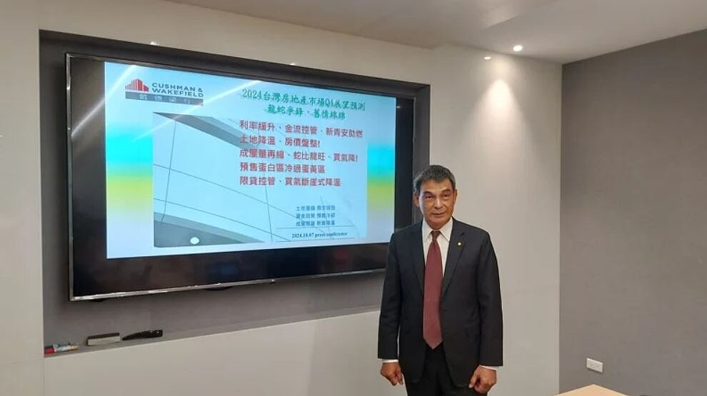 戴德梁行董事總經理顏炳立7日在第3季房地產市場回顧記者會中表示,房市合理利潤是二、三成,超額利潤則是三到五成,這波央行出手就是打掉超額利潤的泡沫,但還沒傷到合理利潤。陳美玲/攝影