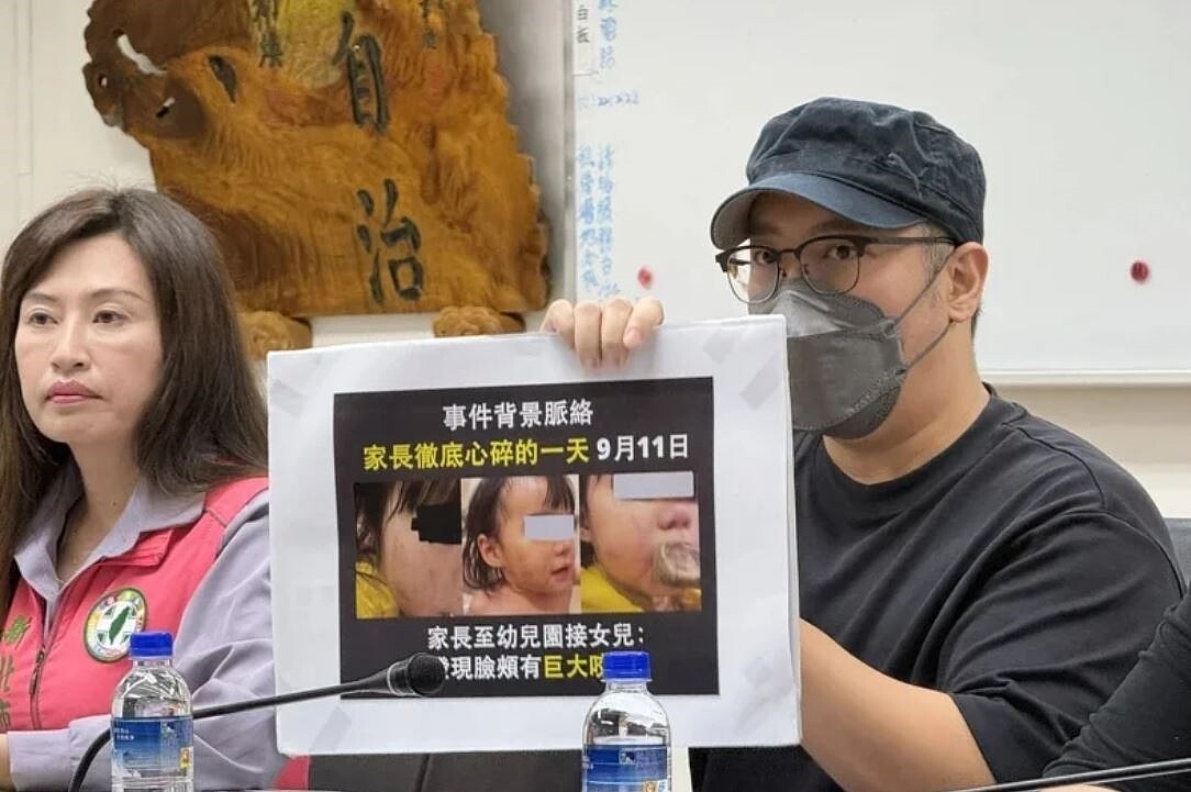 新北市議員張嘉玲(左)陪同女童家長出面控訴園方不當管教。記者葉德正/攝影
