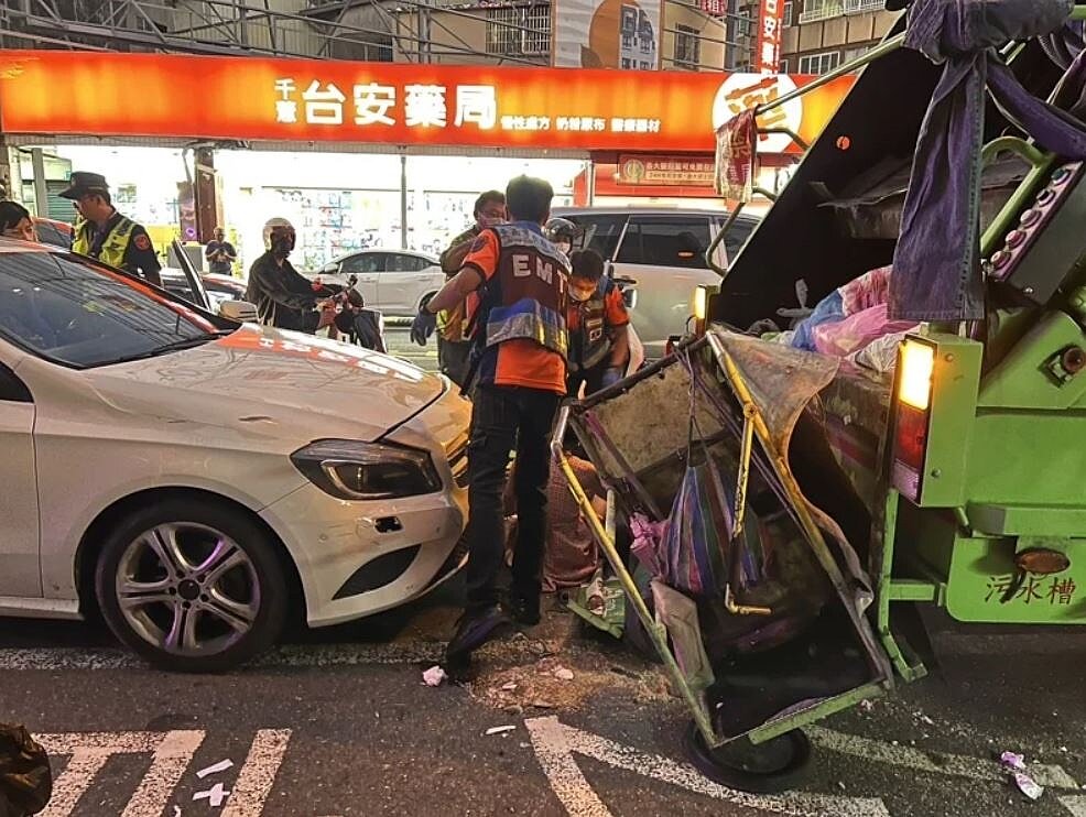 台南一輛白色賓士車駕駛疑未注意車前狀況，撞垃圾車造成倒垃圾7人輕傷。圖／民眾提供
