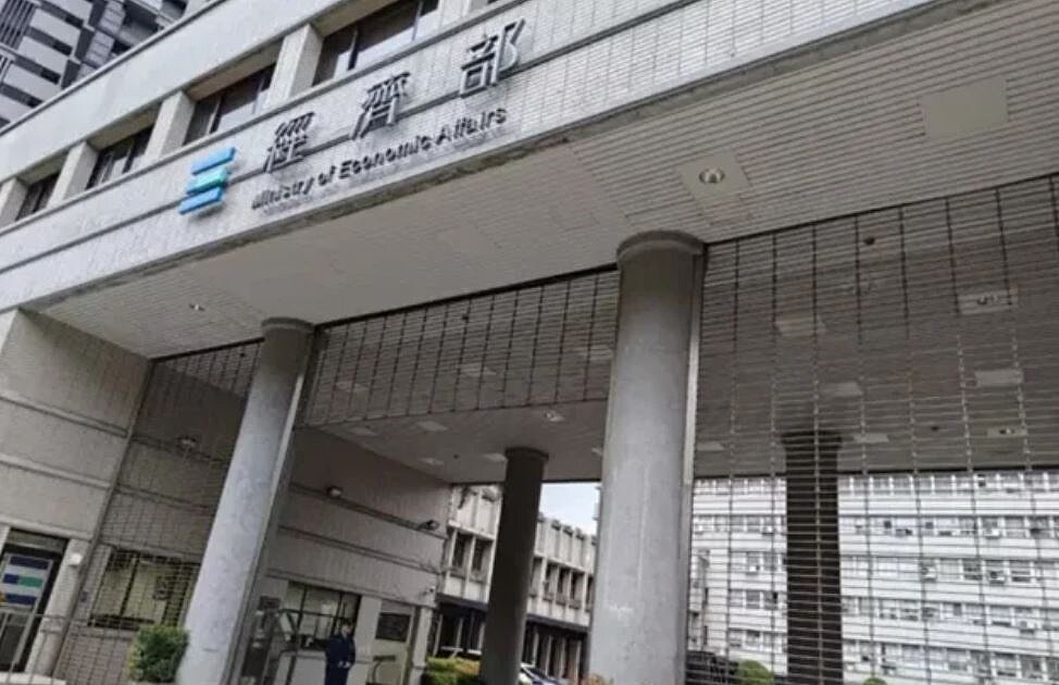 環境部拍板碳費一般費率為每公噸300元，企業自主減量，才有優惠費率50元與100元。經濟部為此表達「遺憾」，強調明年檢討碳費費率時，將再次替產業發聲。 聯合報系資料照
