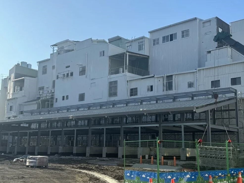 2024台灣設計展26日在台南登場，主展場之一的西市場仍在進行周邊街廓整體改建工程，南市府確定展前無法完工。圖為國華街側攤商位置。圖／市議員陳怡珍提供
