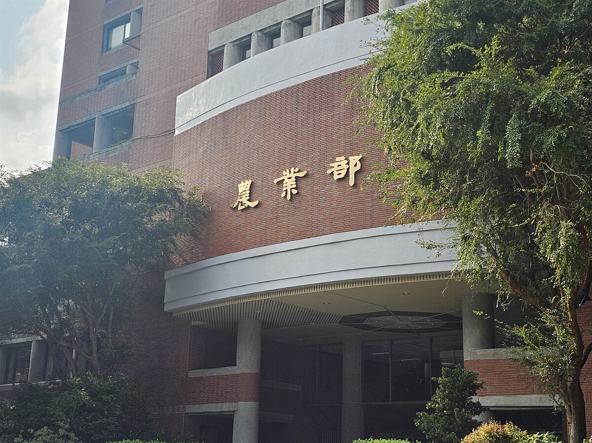 「班班有鮮乳」政策上路遭批增加學校行政負擔,農業部表示,該政策是要確保學童能夠有足量的鈣質攝取,同時藉由於學校端供應國產乳品,推動我國乳品產業的食農教育,重申絕非因去化生乳而推動此一政策。記者李柏澔/攝影