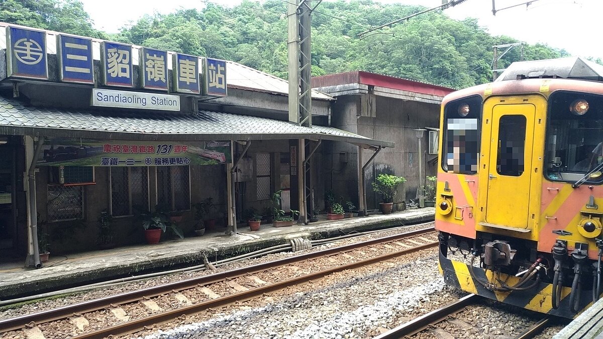 台鐵平溪線、深澳線因雨量超過行動值，目前採「預警性封閉」。圖為三貂嶺車站。圖／聯合報資料照片