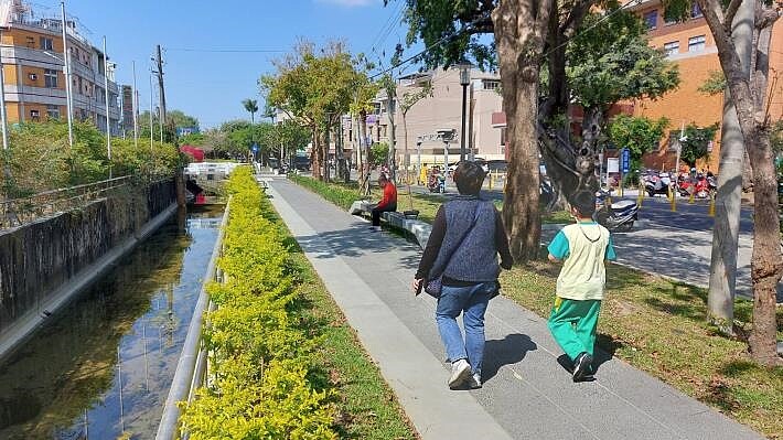 新營區綠圳步道改善後使用率高，常有居民到此騎自行車及漫步。圖／台南市都發局提供