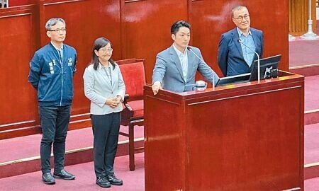 
民進黨北市議員何孟樺要求副市長李四川（右一）、林奕華（左二）、張溫德（左一）在任期內「做好做滿」。（丁上程攝）
