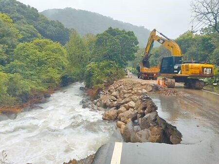 
新北市三芝區圓山里部分對外聯絡道路因豪雨造成多處路基流失，現場可見泥流、崩塌的土石。（張鎧乙攝）
