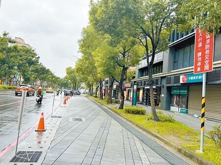 
民眾向議員陳情，新北市三峽區大學路與學成路口的「消防救災空間暨人行道」設計易使駕駛誤闖，即便看到禁停告示牌迅速離開，仍慘遭科技執法開罰。（陳慰慈攝）
