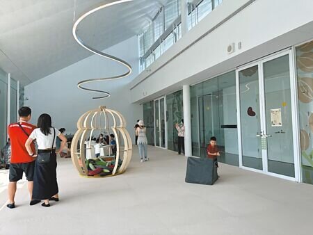 桃園市立兒童美術館試營運期間累積近20萬人次參訪,但9月收費後人潮少6成,文化局長邱正生強調目前假日平均1500到2000人才是回歸正常,能有良好的觀展體驗。(蔡依珍攝)