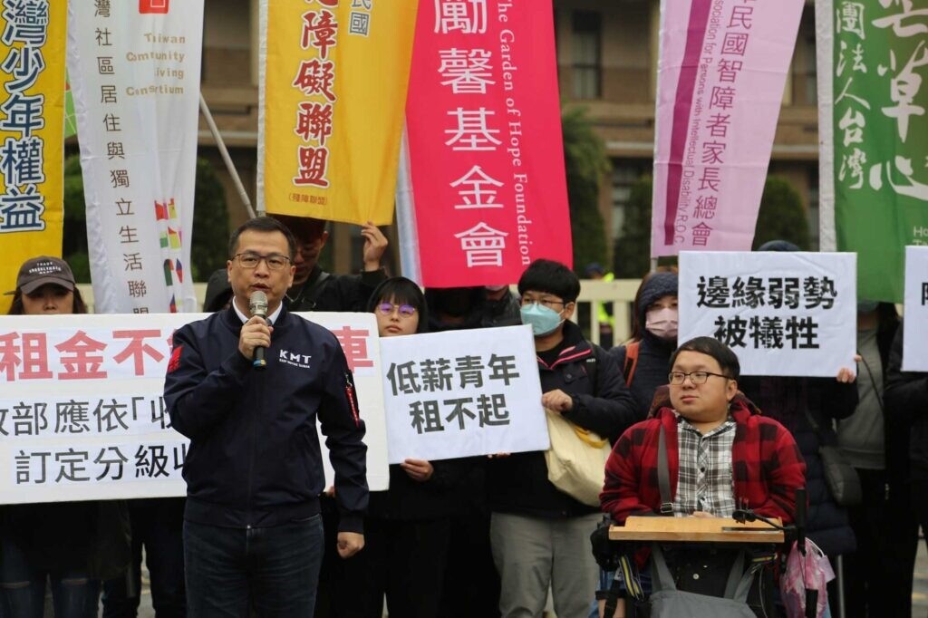 今年3月，社會住宅推動聯盟於行政院前召開抗議活動，要求社宅分級收費原則應依「收入」訂定。圖片翻攝自社會住宅推動聯盟臉書