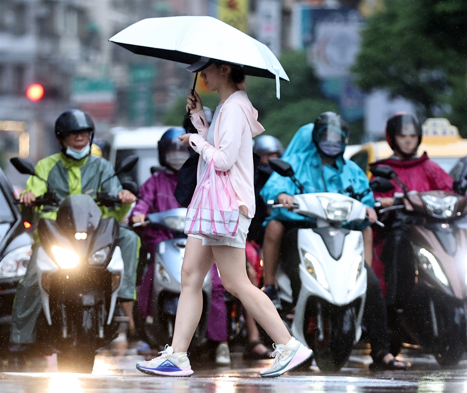 今天東半部及桃園以北地區有局部短暫陣雨，並有局部大雨發生的機率。本報資料照片 