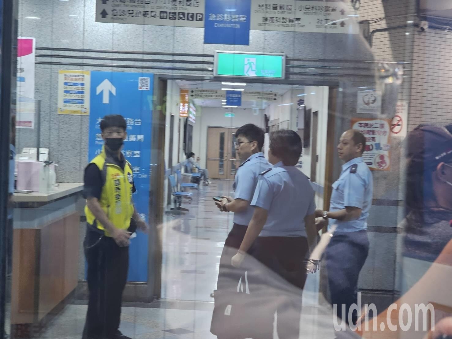 空軍防空部許姓上兵昨天打靶時被子彈貫穿臉部身亡,軍方人員和家屬趕到醫院處理後事。記者游振昇/攝影