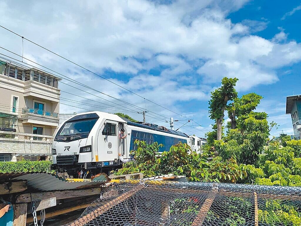 台鐵公司新引進R200型柴電機車,8日測試拉普悠瑪列車,疑出現動力異常,列車停在花蓮市區鐵軌上。(摘自花蓮人臉書社團)
