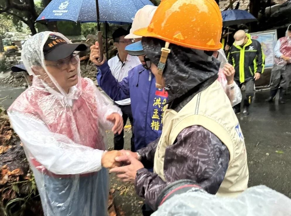 新北市長侯友宜下午視察三芝區豪大雨搶修情況。圖／新北消防局提供
