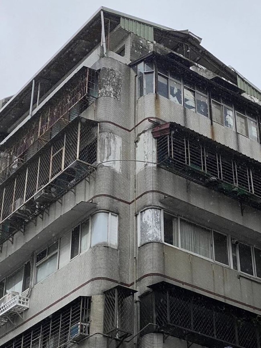 北市議員顏若芳團隊近日到中山北路、新生北路、林森北路、民生東路、長春路,可見多棟大樓磁磚剝落。圖/顏若芳研究室提供