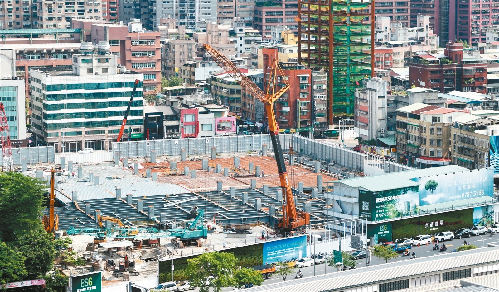 民進黨台北市議員許淑華昨提案要求市府立即勒令京華城停工，獲藍綠廿六名跨黨派議員支持，但因國民黨議員秦慧珠反對而遭擱置。圖為施工中的京華廣場。本報資料照片 