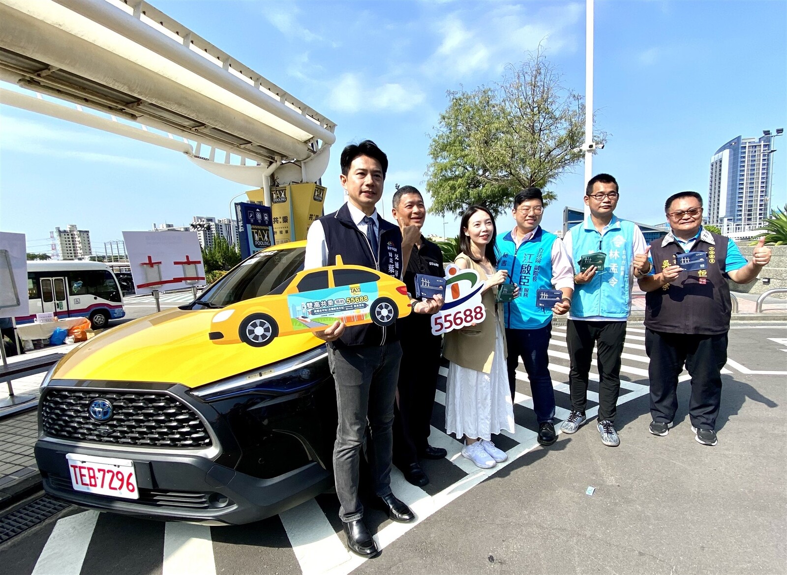 台中首條共乘計程車路線「雙高共乘」昨上路，連結高鐵特區台鐵新烏日車站，暢遊高美濕地。記者趙容萱／攝影 