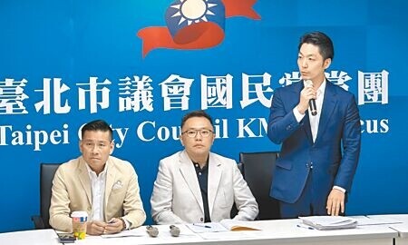 
台北市長蔣萬安（右）9日赴議會國民黨團說明市府重大法案、議案，向議員充分溝通、爭取黨團支持。（丁上程攝）
