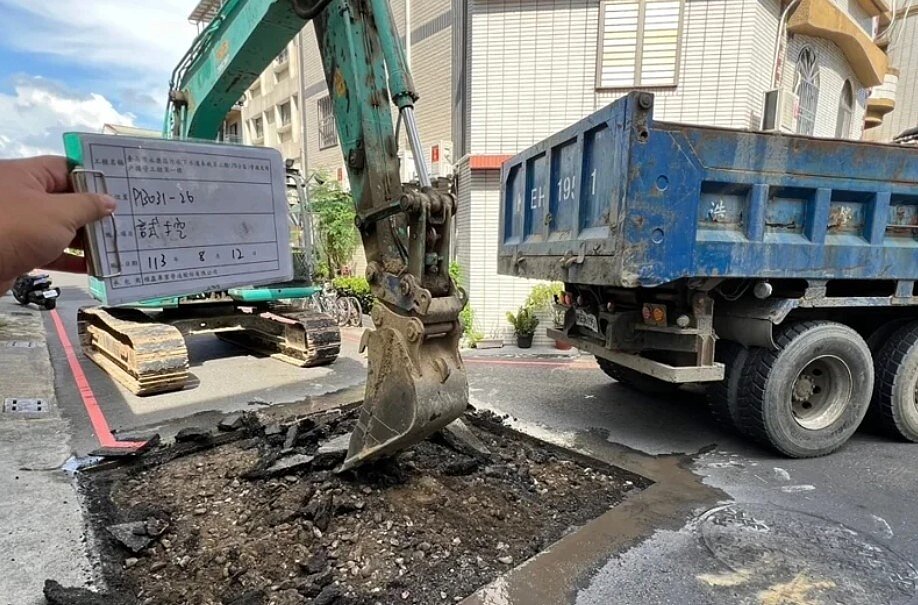 台南市永康區中華路汙水下水道施工前,先試挖查看管線位置,因當地交通流量大,造成大塞車,引發民怨。圖/台南市水利局提供
