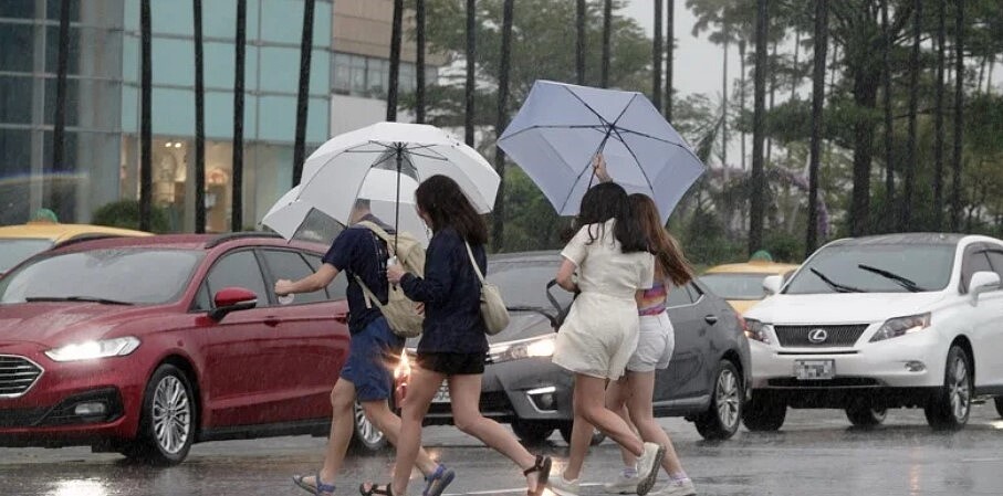 周六前都是東北季風環境,迎風面基隆北海岸、大台北山區及東半部有局部短暫雨。圖/聯合資料照片