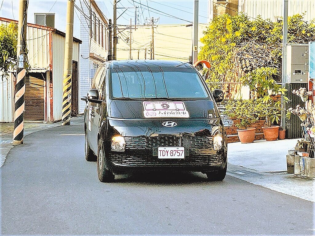 大台南市區「9路」公車9月起在離峰時段試辦導入9人座小巴行駛。（交通局提供／洪榮志台南傳真）
