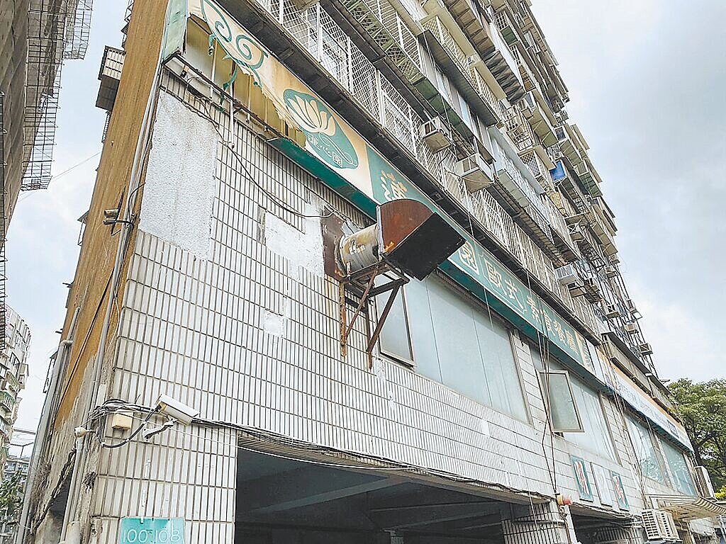 台北市每年平均有破百件建築物外牆磁磚掉落通報,但外牆拉皮補助近5年竟僅通過2案,台北市議員顏若芳痛批市府放任「天降殺機」,要求提出精進改善措施。(台北市議員顏若芳研究室提供/黃敬文台北傳真)