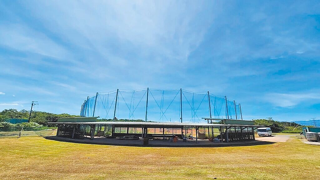 桃園龜山棒球練習場因年久失修導致環境簡陋破損，龜山國小及民代皆期盼市府能夠增加經費整修並新增室內打擊場。（桃園市體育局提供／姜霏桃園傳真）
