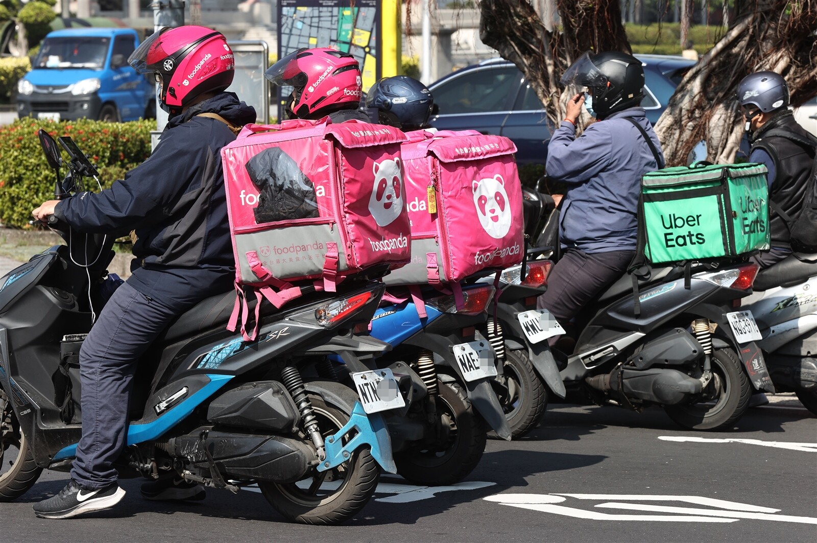 交通部預告修法明確訂定機車外送費率公式，未來外送將改以每車公里為基本運價單位，且由各縣市因地制宜。聯合報系資料照片 