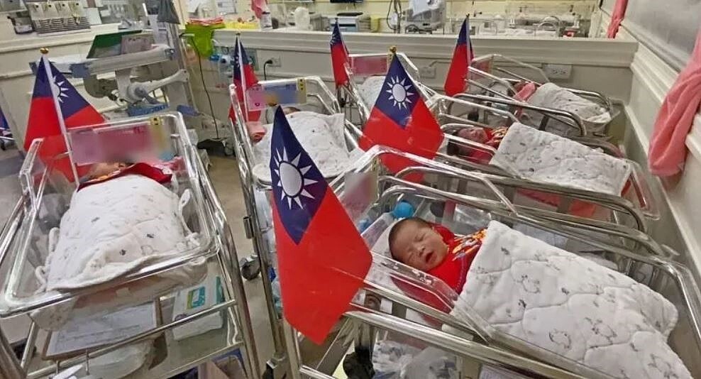 台中茂盛醫院喜迎7名龍年國慶寶寶，國慶寶寶穿搭紅色龍年圍兜，嬰兒室布置小國旗，喜氣洋洋。圖／茂盛醫院提供
