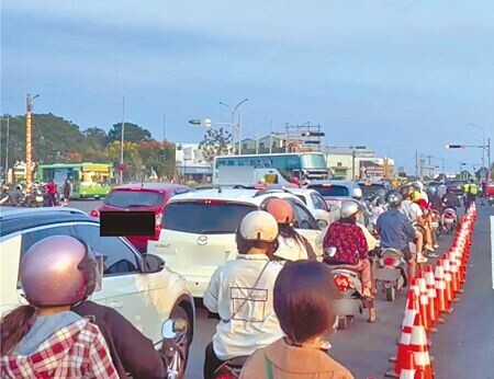 
雲林國慶焰火10日晚間8點在雲林縣虎尾高鐵特定區施放，下午2點人車潮漸現，至傍晚6點許已逾15萬人潮。（張朝欣攝）
