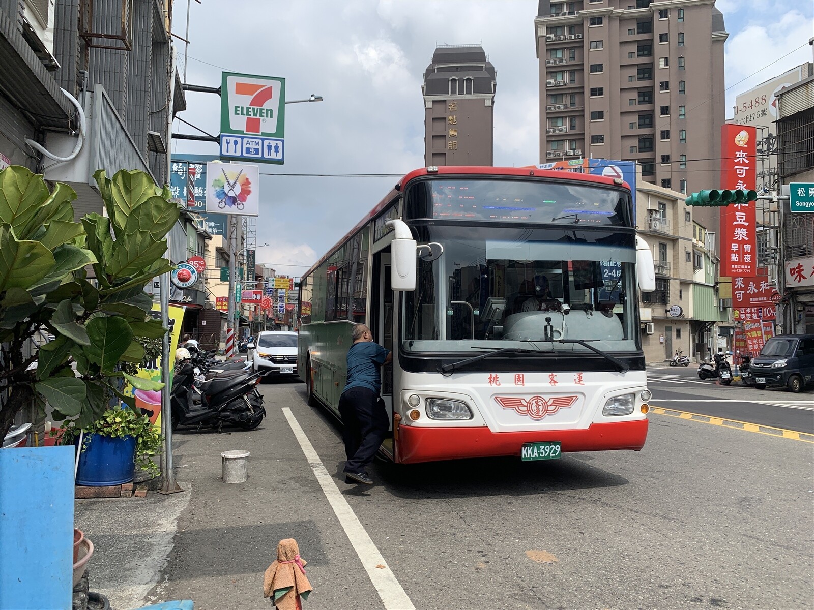 桃園市政府推出大客車駕駛「受訓即就業」計畫，未設服務年限惹議，交通局考量人才招募本不易，設限恐讓有意者更加卻步。本報資料照片 