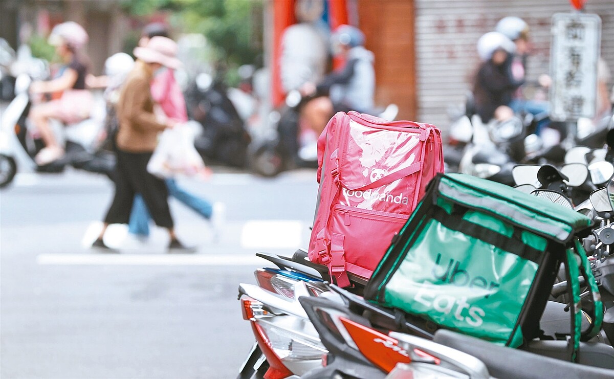 考量外送員主要以機車為運具,交通部預告修法明訂機車外送費率公式,未來外送將改以每車公里為基本運價單位,且由各縣市因地制宜。記者侯永全/攝影