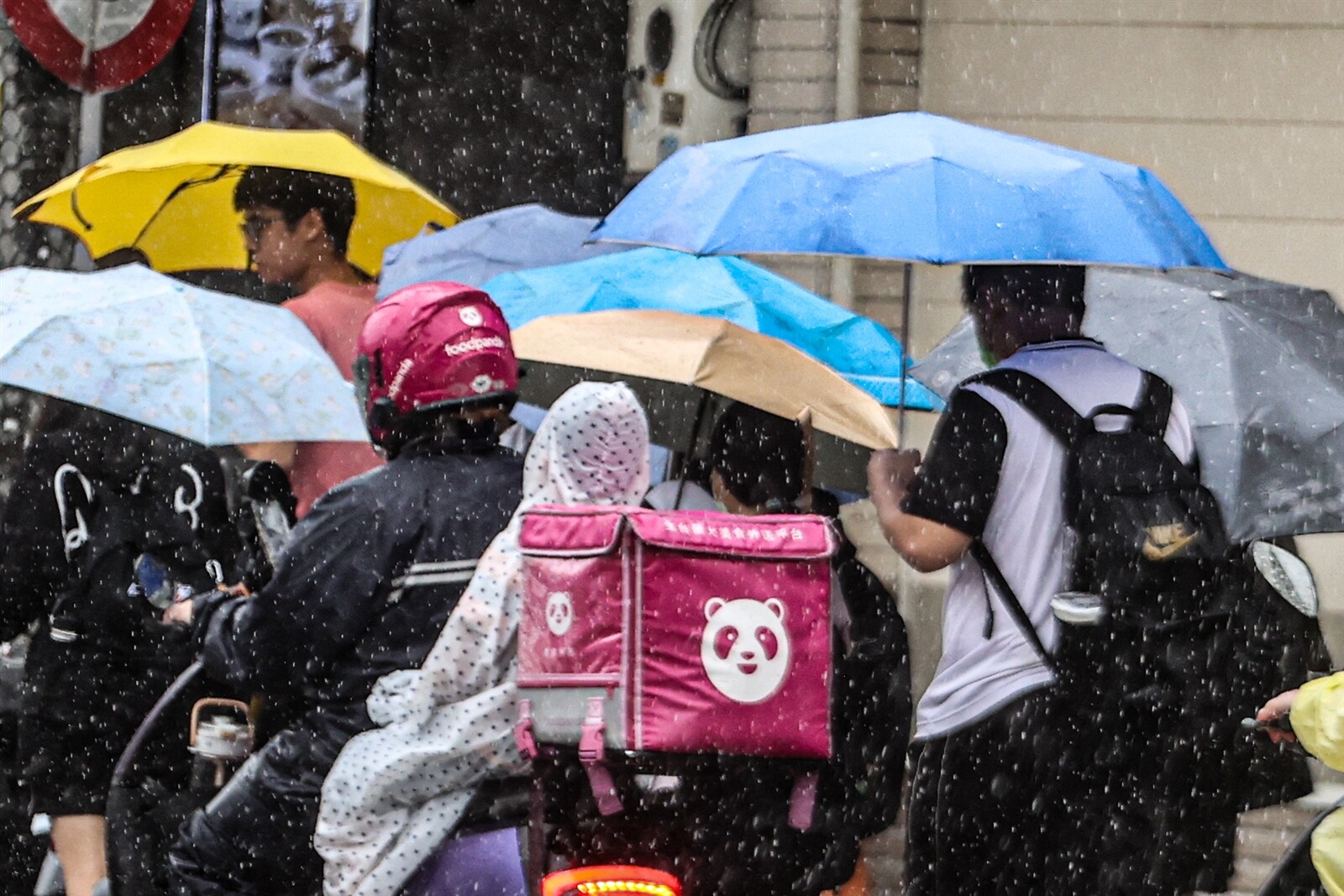 午後南部地區及中部山區有局部短暫雷陣雨，南部山區有局部大雨發生的機率。今晚起水氣稍增加，大台北地區有零星飄雨。本報資料照片 