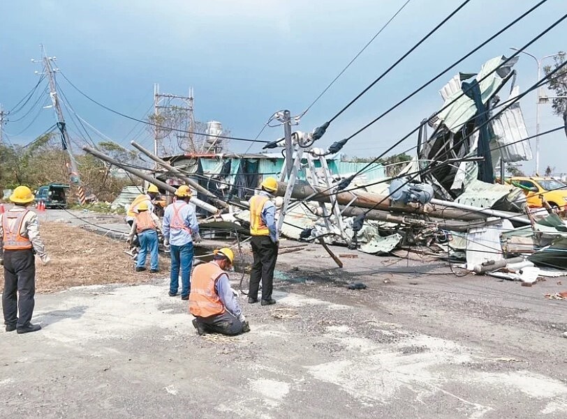 山陀兒颱風造成高雄電線桿折斷、傾斜106根，高達21萬戶停電，外縣市工程人員到高雄協助搶修。圖／台電公司提供
