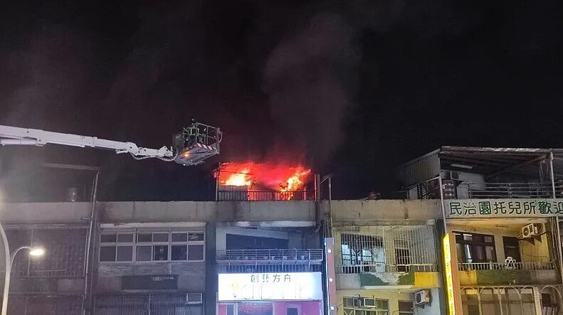 新北市中和區中山路3段環球購物中心對面連棟公寓4樓頂今晚突然冒出大量火煙,消防人員共疏散15人,其中1名中年女子輕微灼送醫。圖/翻攝臉書「我是中和人」社團