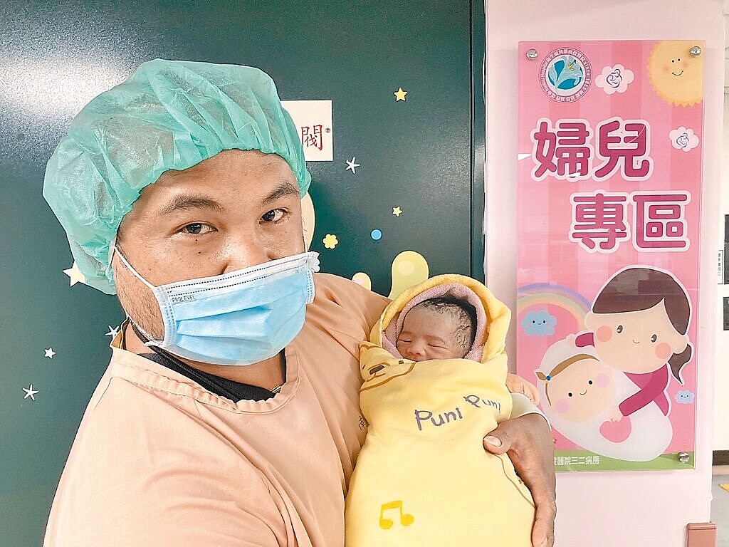 衛福部南投醫院10日迎來1名國慶男寶寶,男嬰伍姓爸爸及祖父,都是雙十節出生,祖孫三代都是國慶寶寶。(南投醫院提供/李京昇南投傳真)