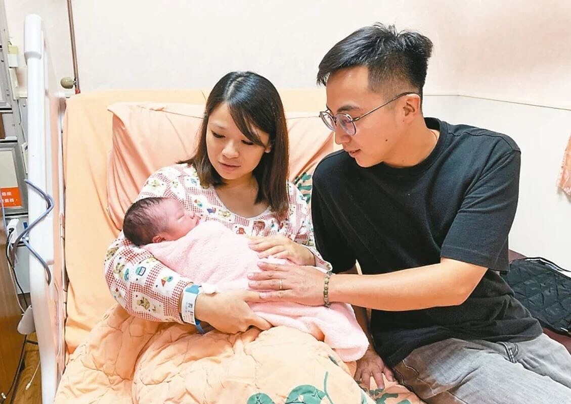花蓮邱姓夫婦10日喜迎第二胎,兩胎自然產都是國慶寶寶,夫妻直呼太不可思議。圖/花蓮門諾醫院提供