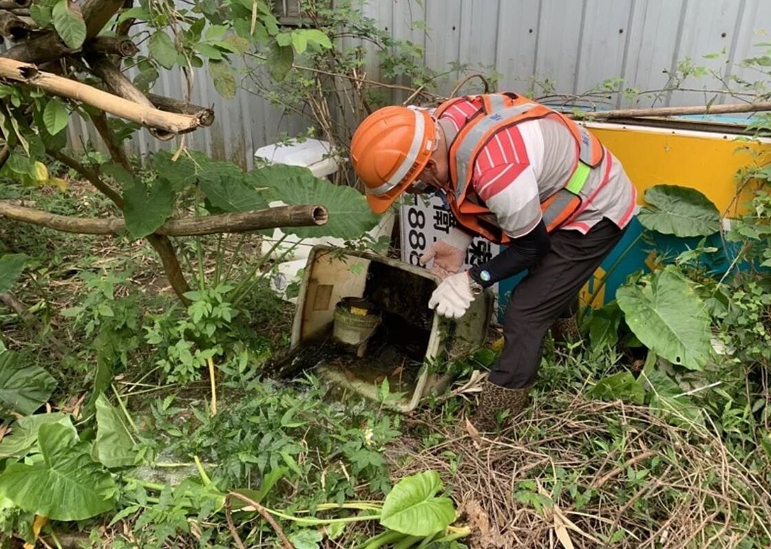衛生局提醒,近期氣溫仍適合病媒蚊生長,須持續落實「巡、倒、清、刷」並做好防蚊措施。圖/新北市衛生局提供