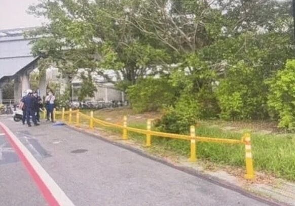 高雄大寮捷運站員工上午10時28分許,驚見綠地的一棵樹上有一名男子已死亡,嚇到報警;後警方憑死者身上證件查出身分是張姓男子。記者石秀華/翻攝
