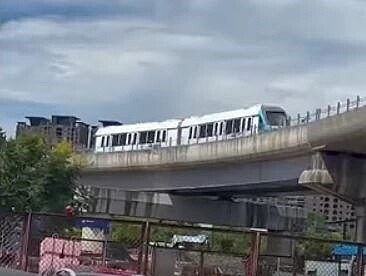 議員江怡臻將三鶯線試車畫面貼上臉書表示，捷運三鶯線上橋面測試了。圖／江怡臻臉書翻攝
