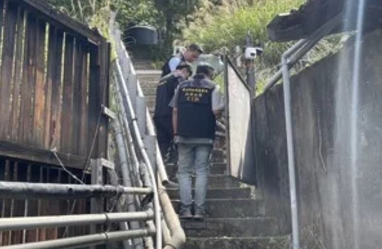 警方調查北投皇池偷拍案，到現場勘查地形。圖／警方提供
